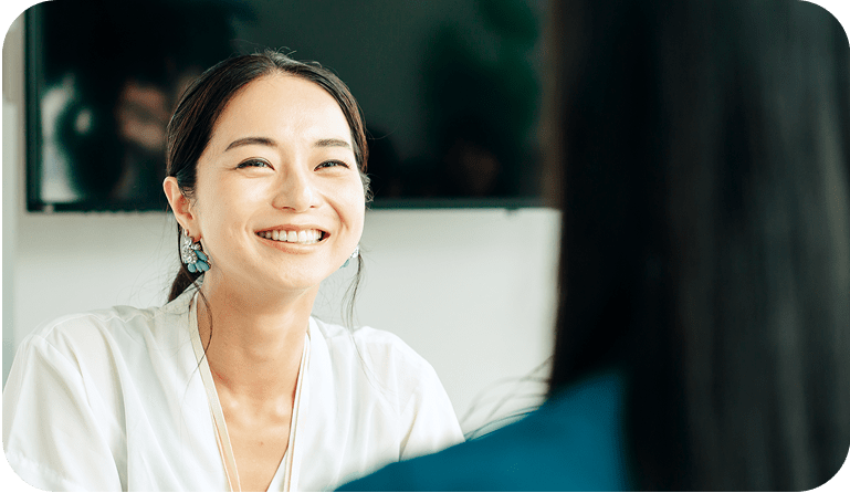 女性が笑いかけている様子